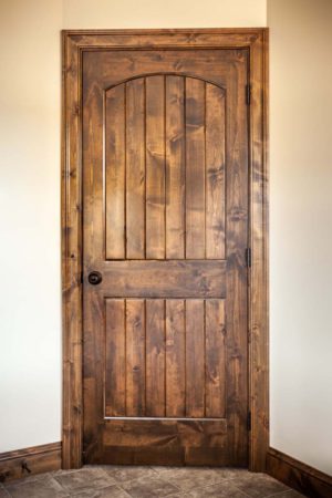 Knotty Pine Door – 108