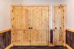 Knotty Pine Door – 109
