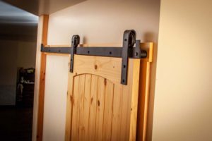 Knotty Pine Door – 110